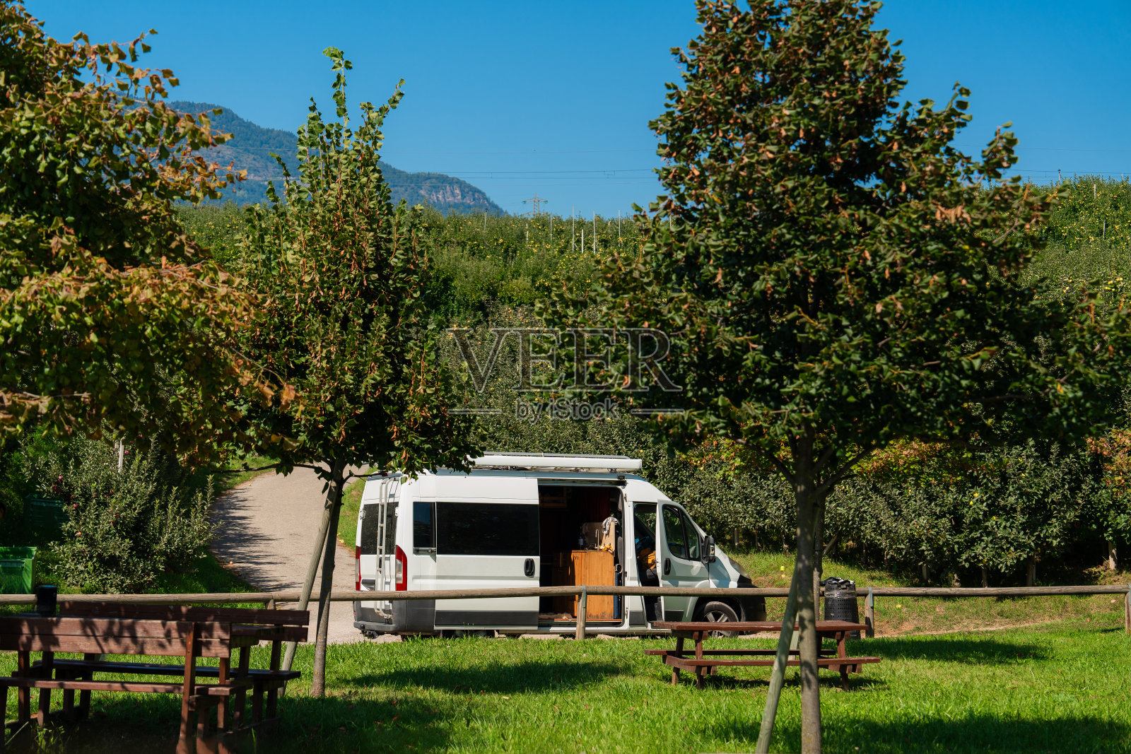 露营车停在意大利乡村休息区附近照片摄影图片
