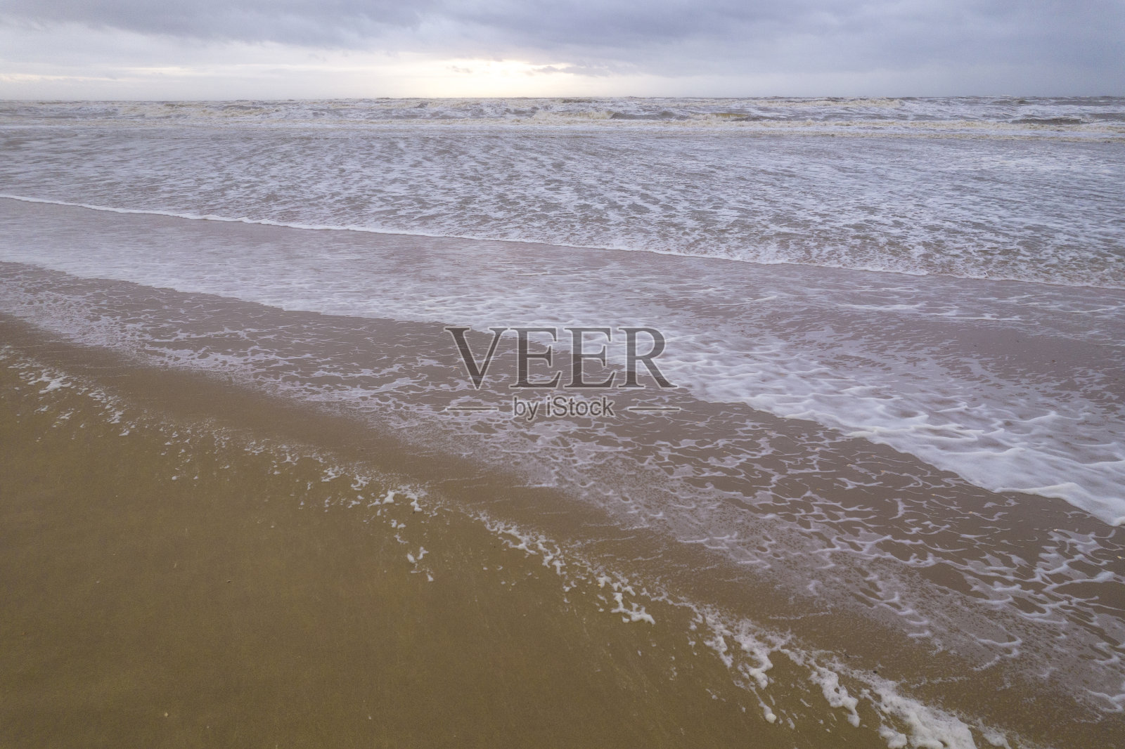 在一个有风的日子里，大海的壮观泡沫纹理照片摄影图片