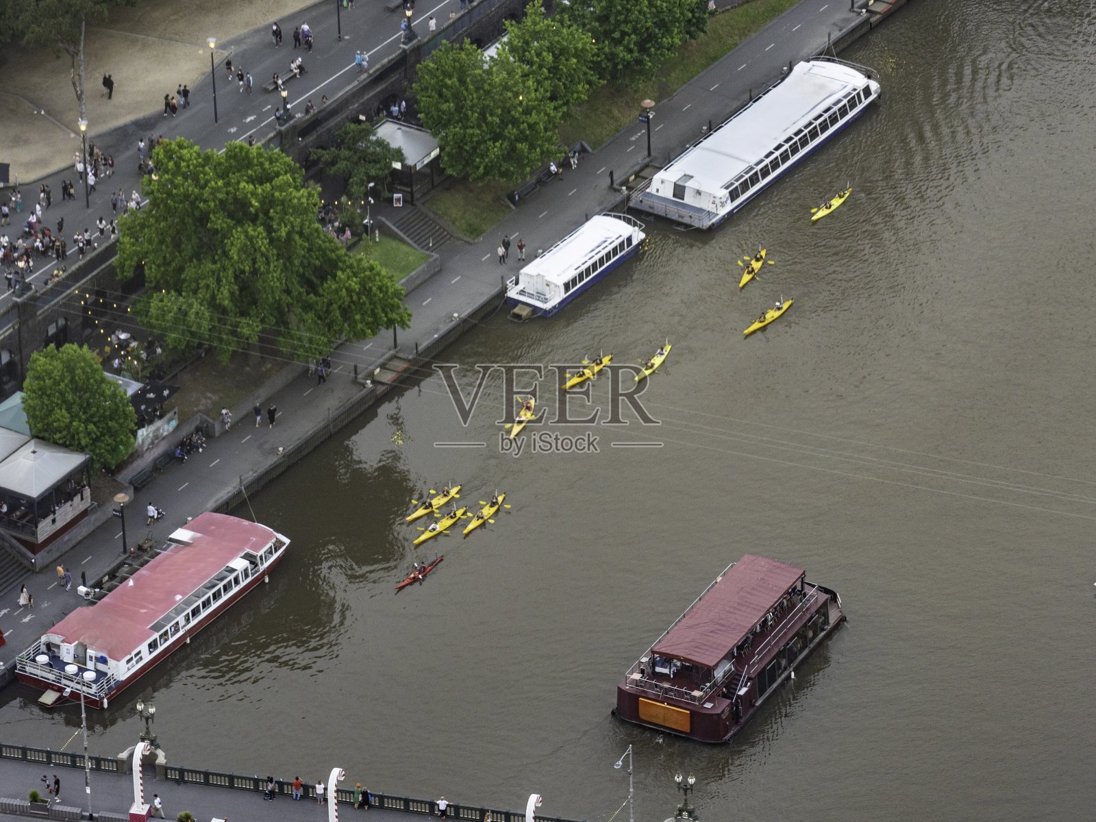 城市河上的小船和皮划艇照片摄影图片