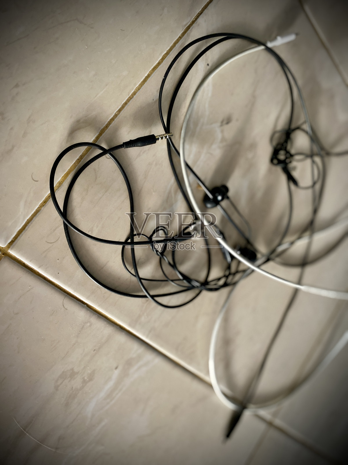 黑色和白色的电线盘绕在地板上照片摄影图片