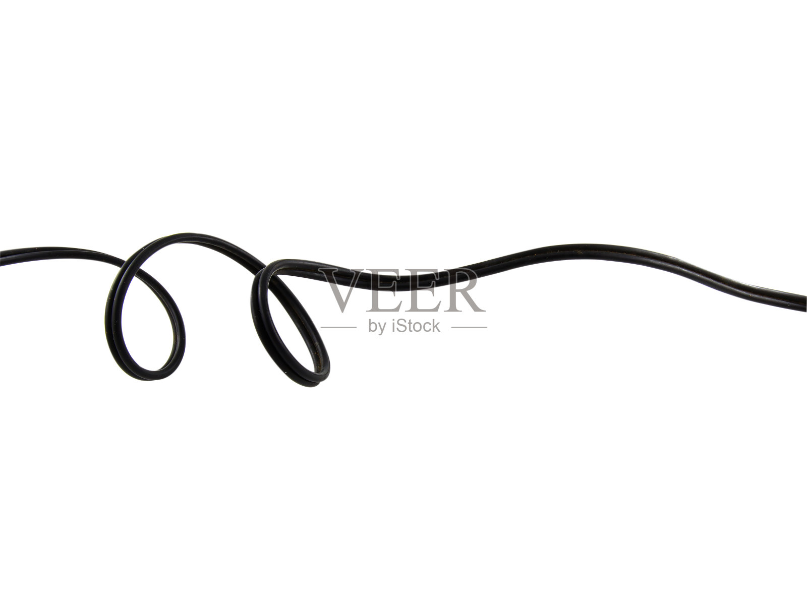 黑色电线电缆的usb和适配器隔离在白色背景。电子连接器。选择重点。剪切路径。照片摄影图片