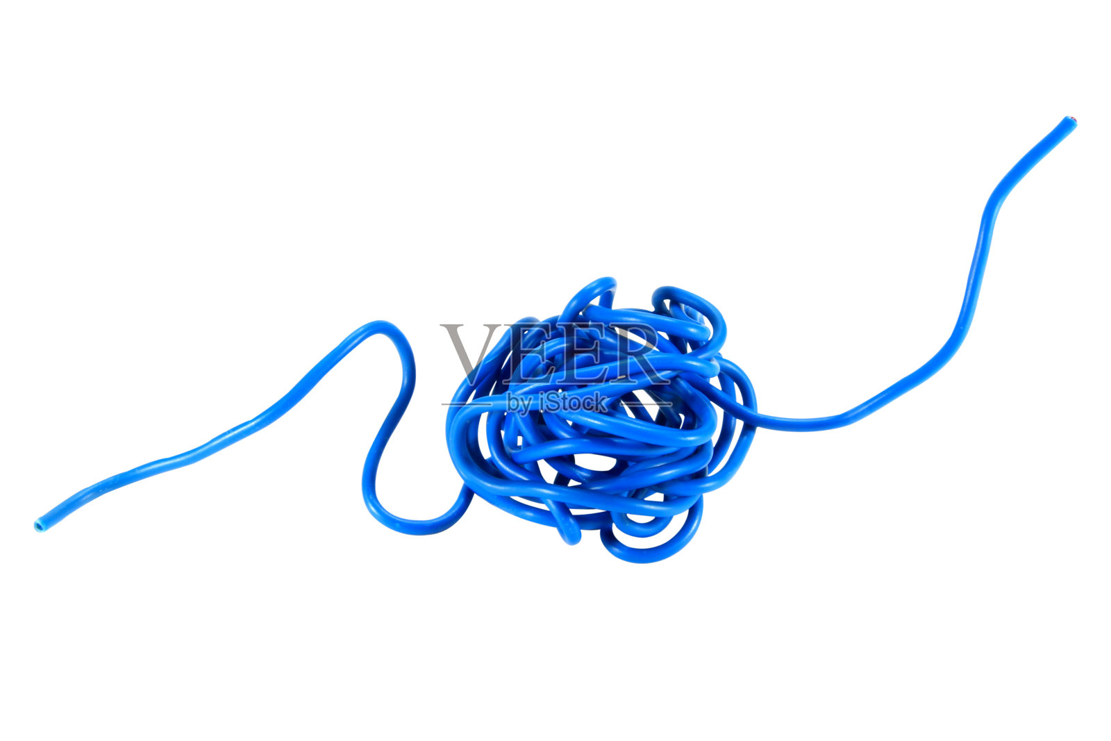 蓝色电线电缆的usb和适配器隔离在白色背景。电子连接器。选择重点。剪切路径。照片摄影图片