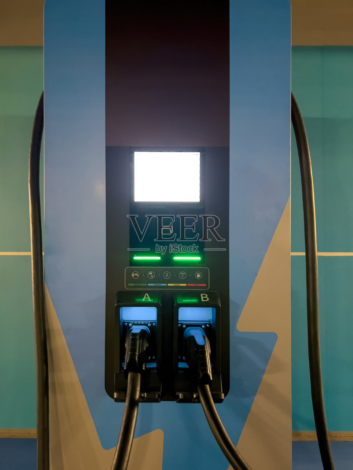 商场停车场的直流充电站为电动汽车充电照片摄影图片