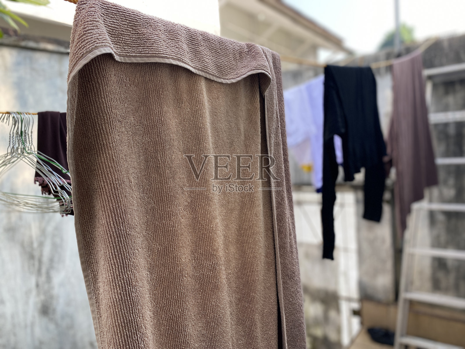 衣服、毛巾、衣架正在太阳下晒干照片摄影图片