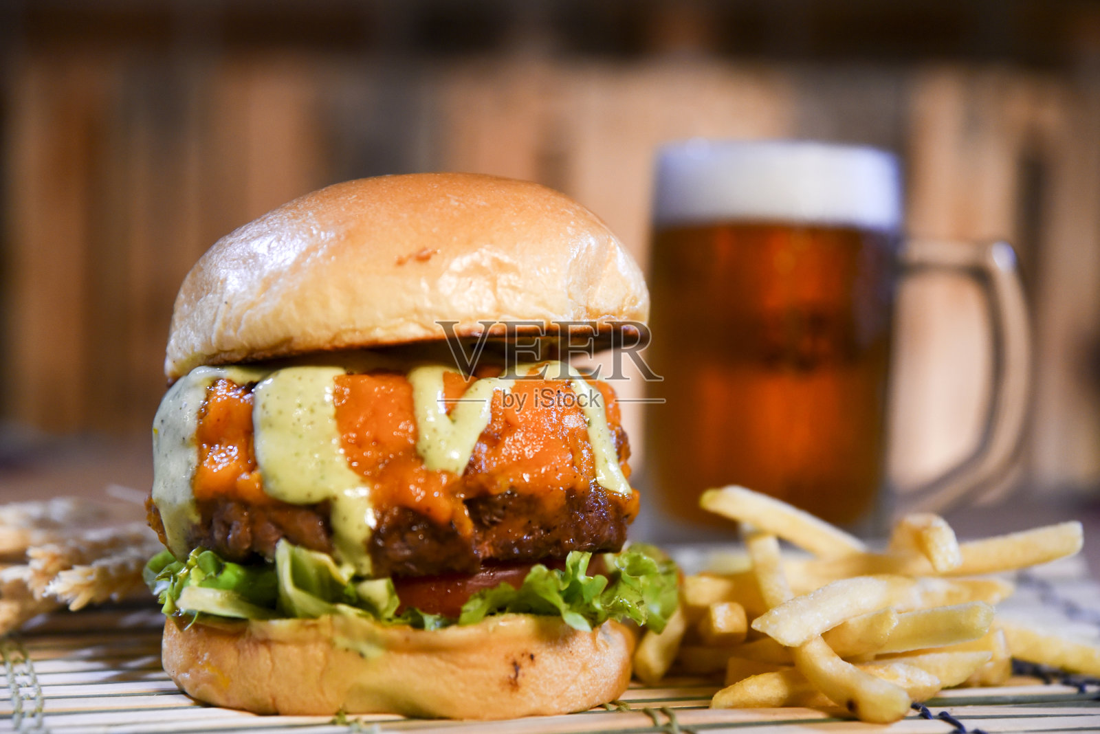 牛肉汉堡，三明治，面包，沙拉，洋葱和奶酪快餐，孤立在木桌上照片摄影图片