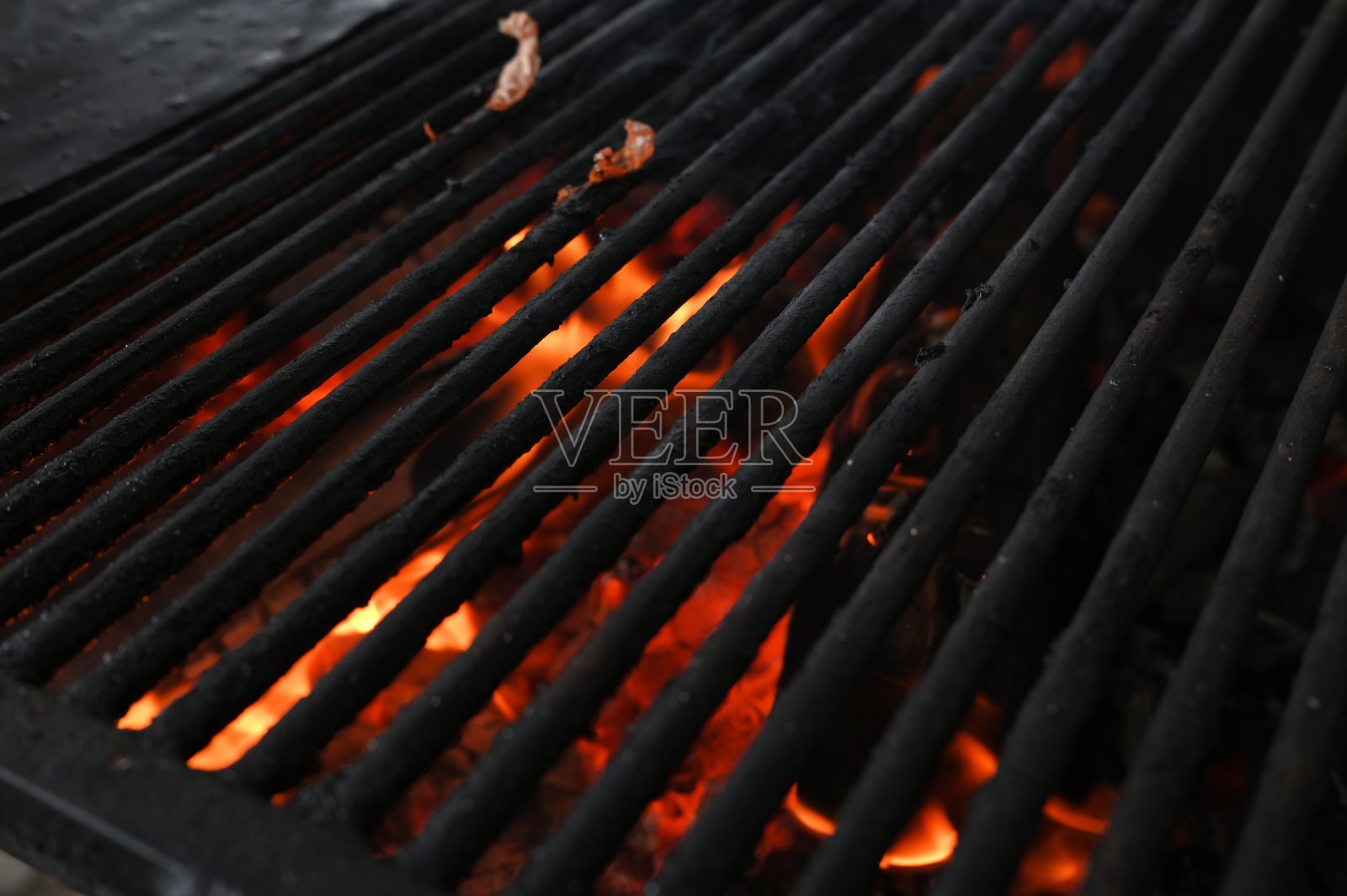 在木炭烤架上烤的肉，点燃木柴，在烤架上烤猪肉熏肉照片摄影图片