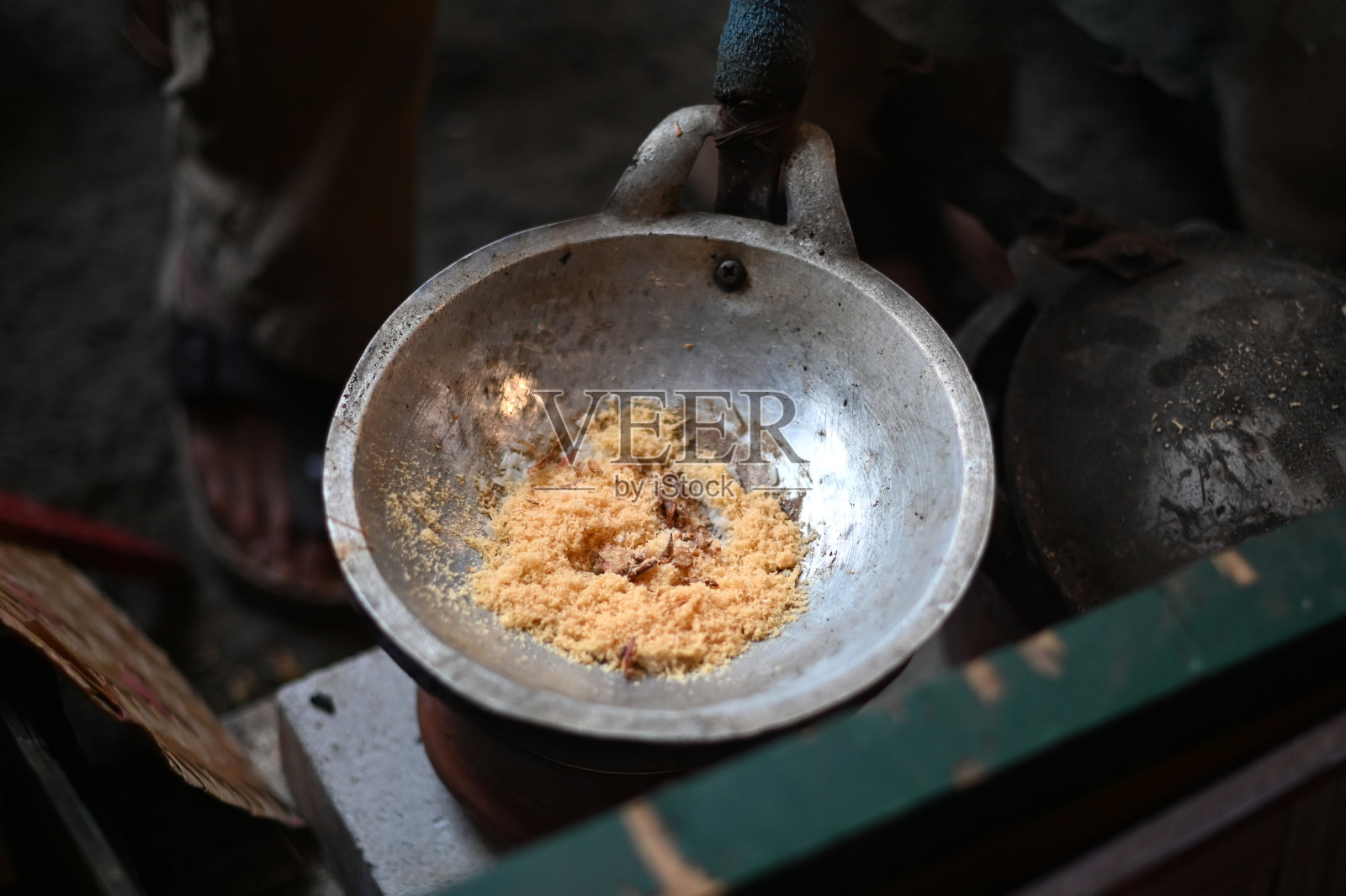 制作蛋皮的过程，这是一种传统的巴达维烹饪菜，kerak telor Betawi照片摄影图片