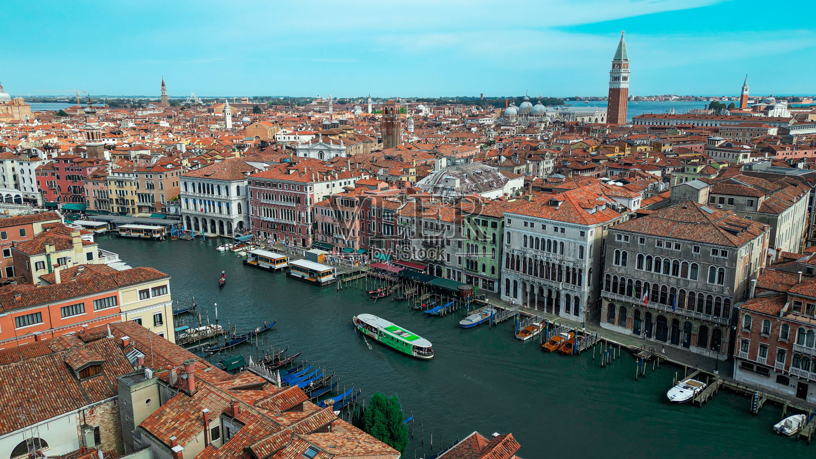 意大利威尼斯鸟瞰图，威尼斯建筑和运河的无人机拍摄，里亚托桥的鸟瞰图，标志性和独特的圣马可广场或圣马可广场的无人机场景，包括总督宫，大教堂和钟楼照片摄影图片
