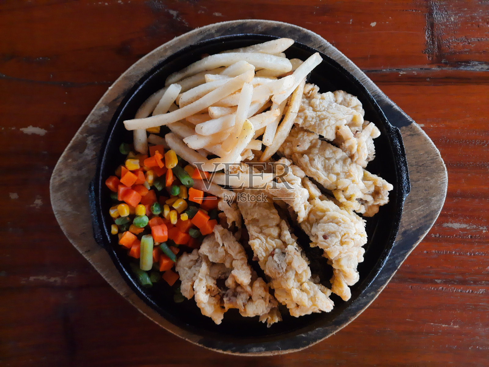 美味的澳大利亚牛排配牛肉脆皮，炸薯条和混合蔬菜-食物菜单照片摄影图片