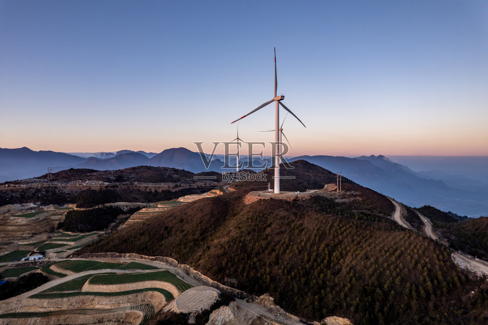 黄昏的梯田和风力涡轮机照片摄影图片