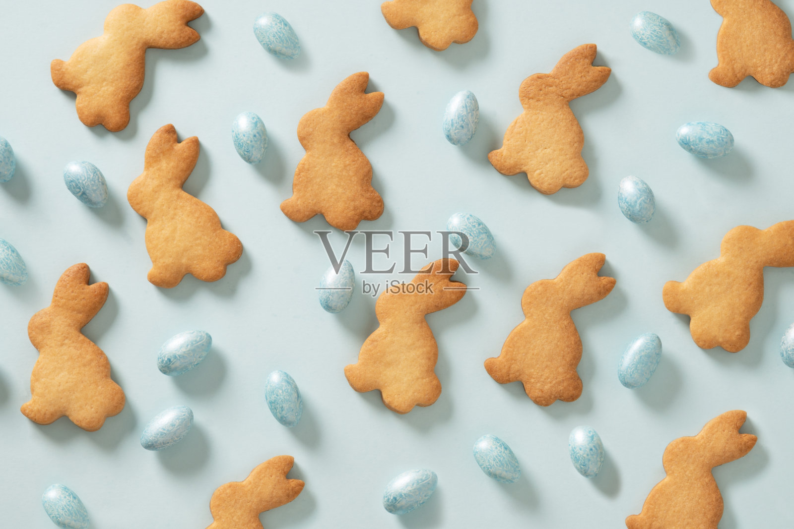 复活节饼干形状的兔子和巧克力糖果糖果作为鸡蛋。照片摄影图片