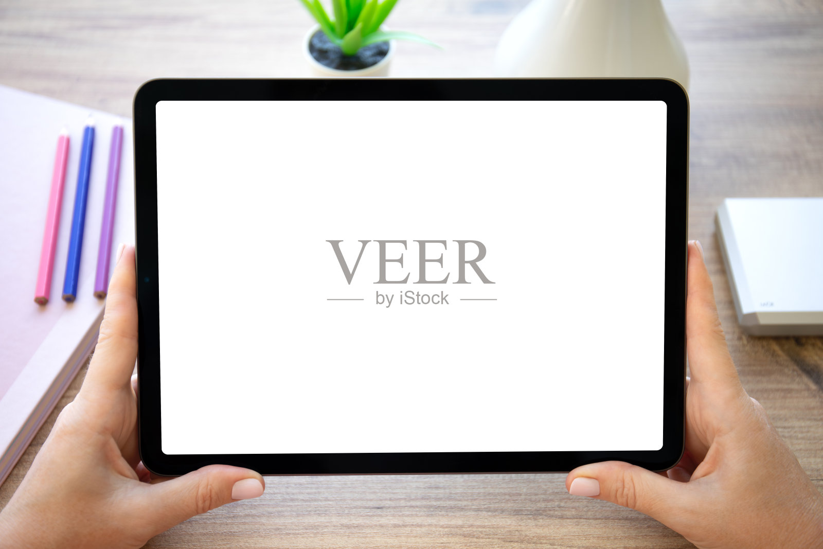 女性在办公室里手持隔离屏的平板电脑照片摄影图片