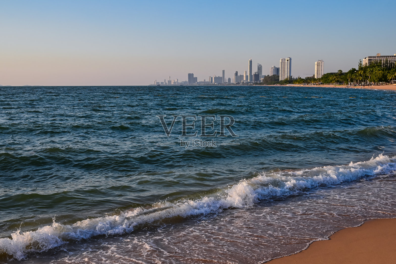 远处芭堤雅城的幕后景色。泰国世界级的海滨旅游城市。照片摄影图片