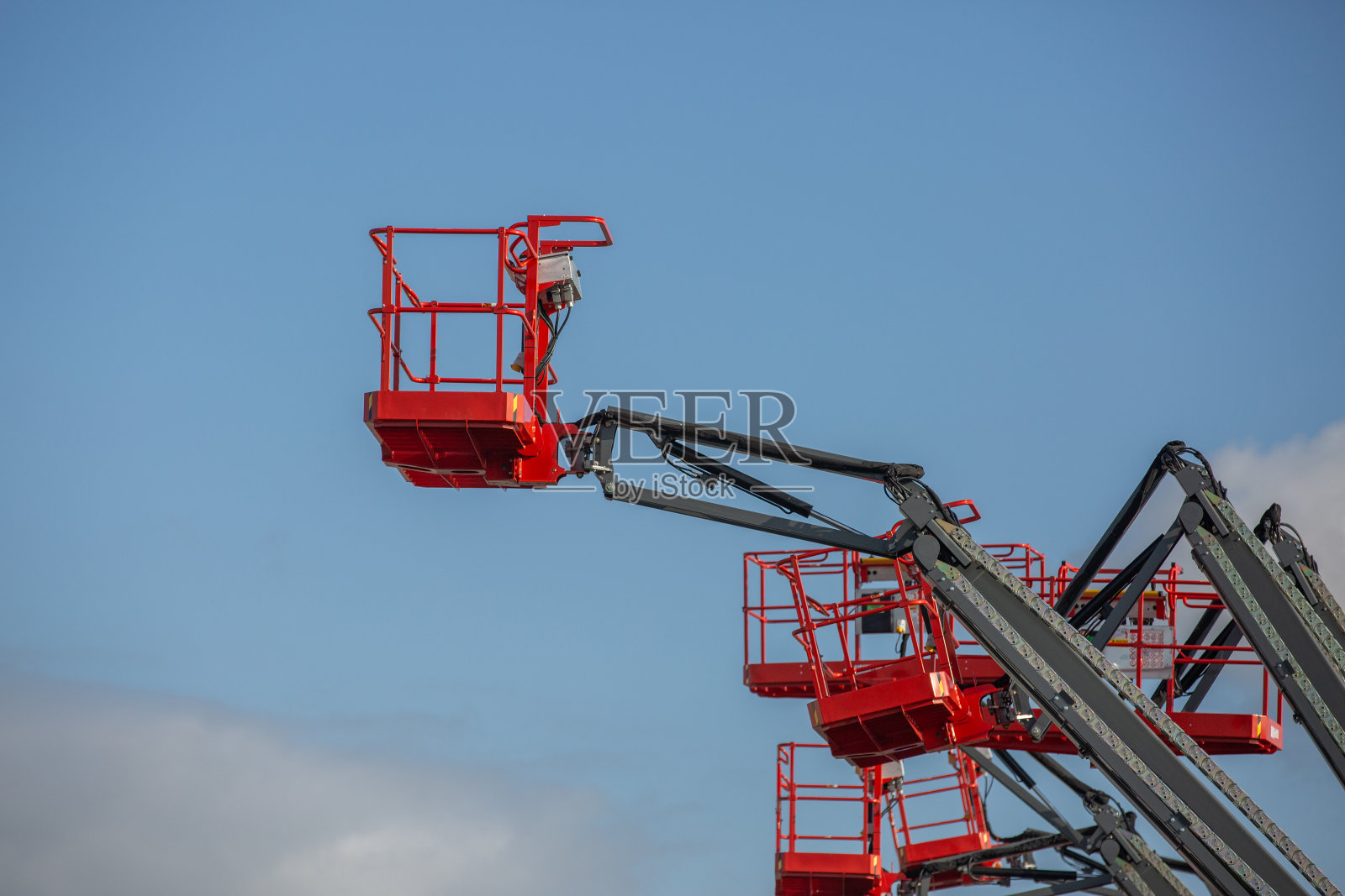 高层吊车工人进入平台以到达高处。在一个安全的平台车辆上到达天空!照片摄影图片