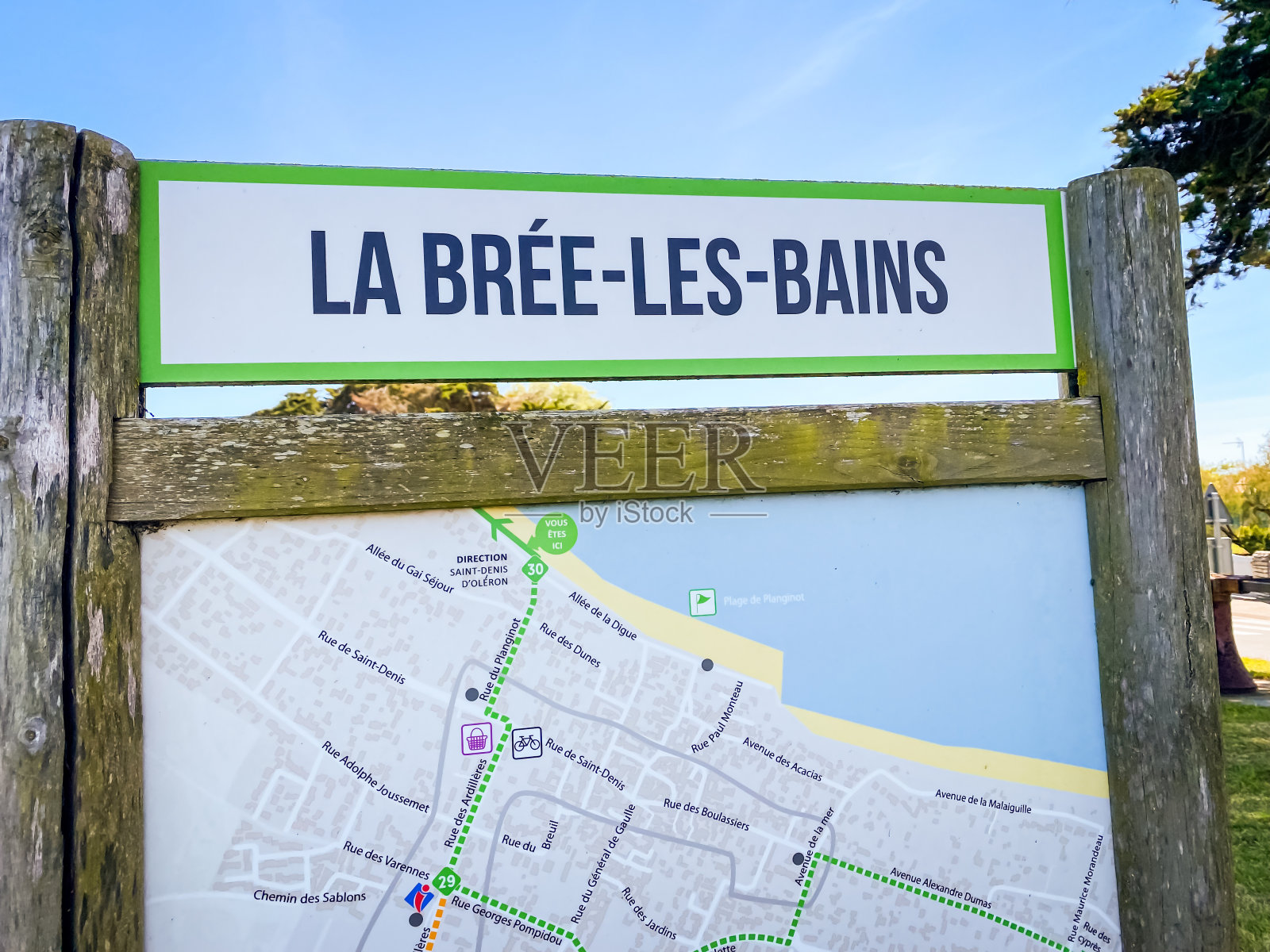入口处的标志和地图的村庄，La br<s:1> -les- bains，法国照片摄影图片
