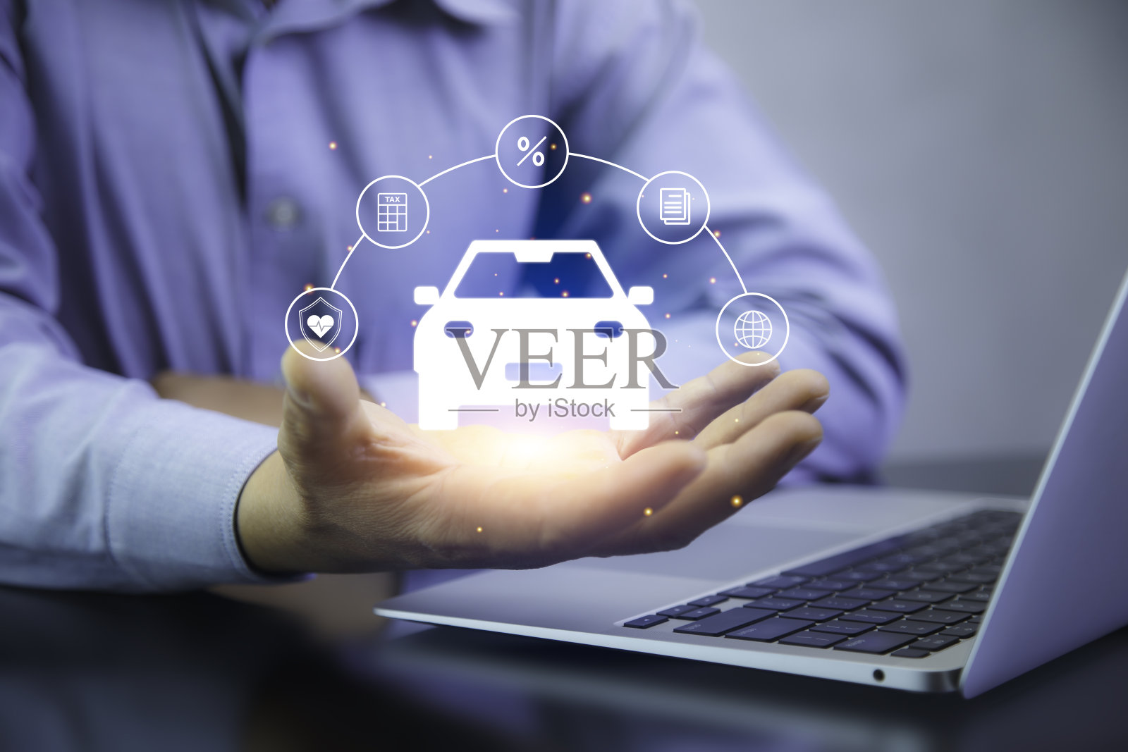 概念保险，提高汽车、住宅、土地的利率。网上缴纳所得税。房子图标。汽车图标和商人手上的纳税。照片摄影图片