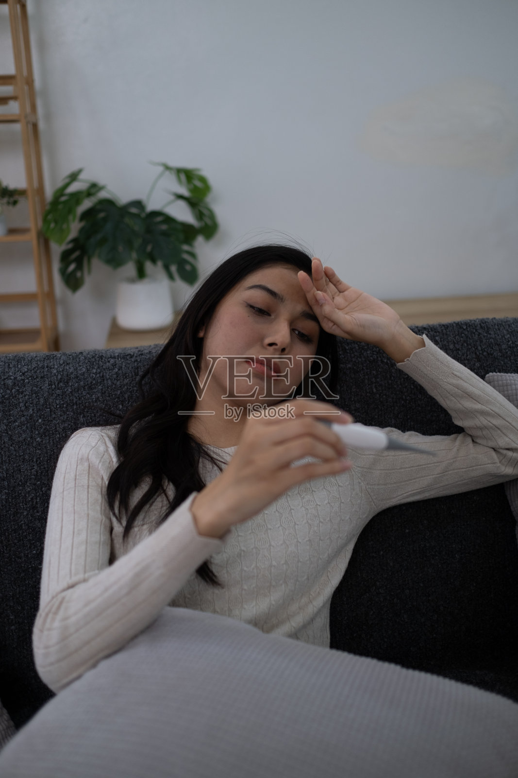 女性因疾病感到头痛、不适和不健康照片摄影图片