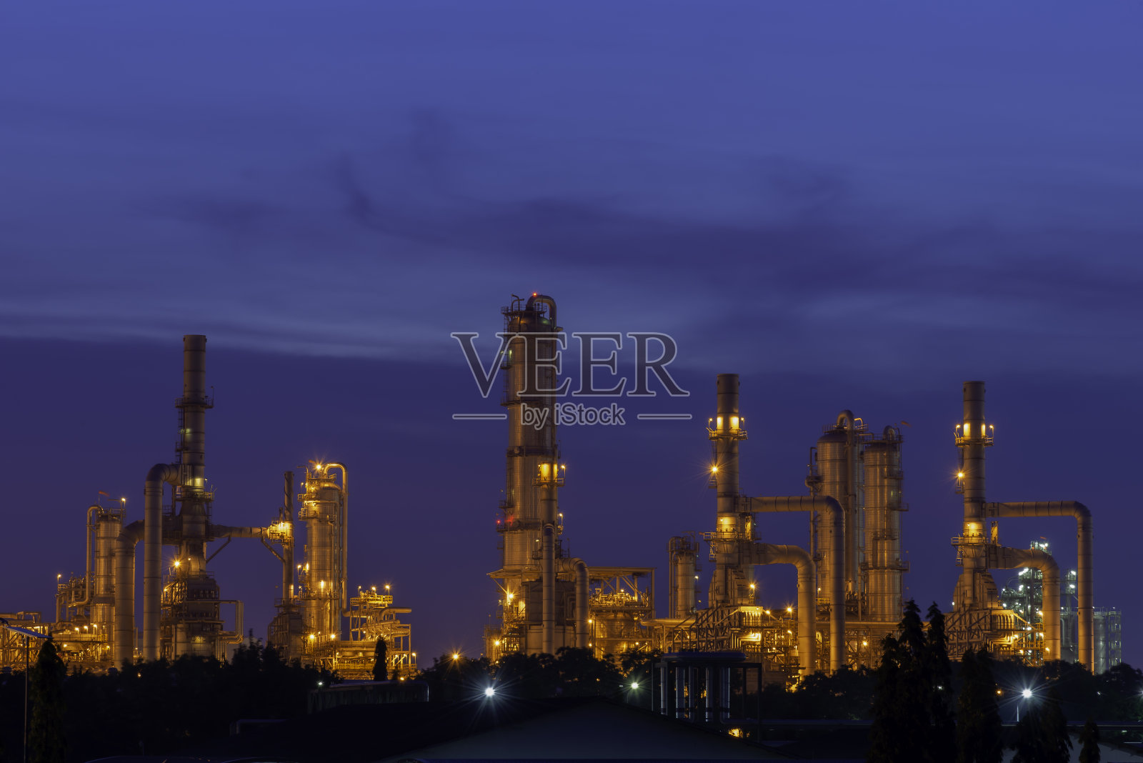 燃气轮机发电厂黄昏时分的橙色天空照片摄影图片