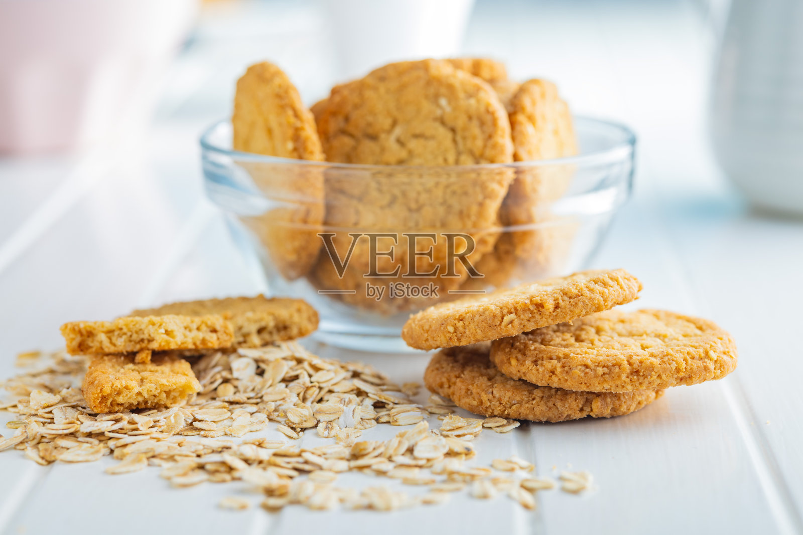 美味的燕麦饼干和燕麦卷放在白色的桌子上。照片摄影图片