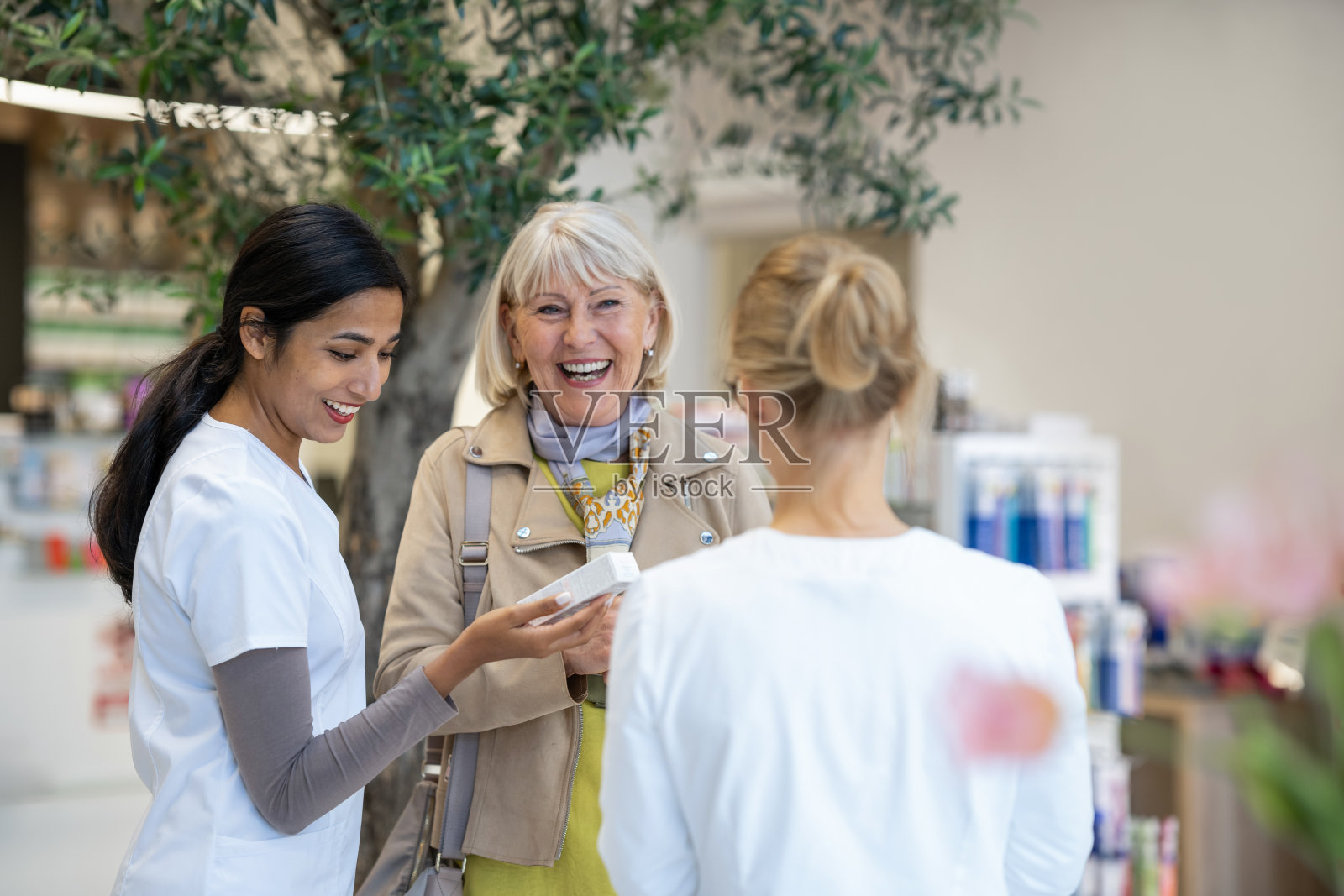 多种族药剂师在药店和顾客在一起照片摄影图片