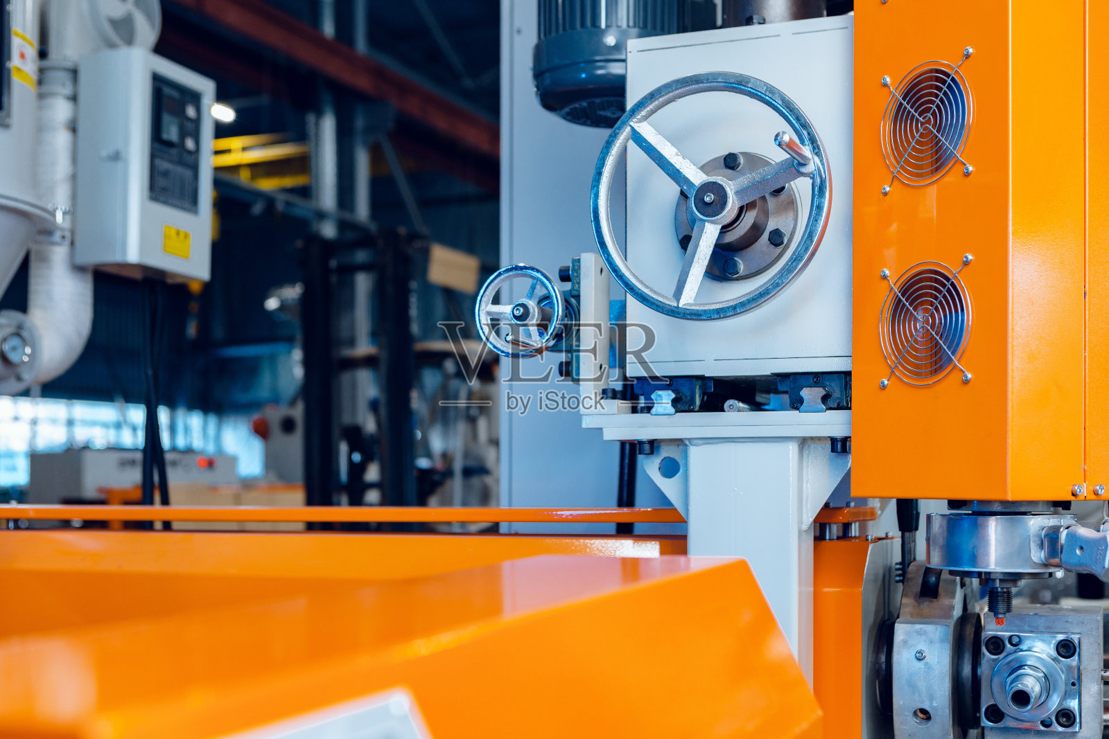 现代工业厂房。汽车机械设备零部件近距离接触照片摄影图片