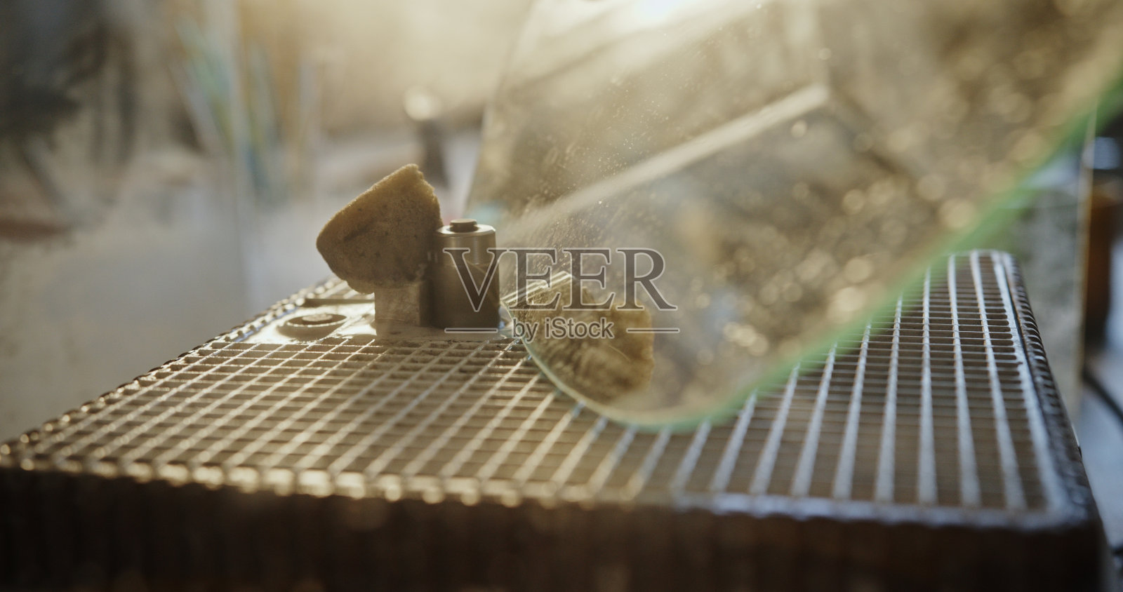 工匠作坊玻璃研磨的近景与阳光照片摄影图片