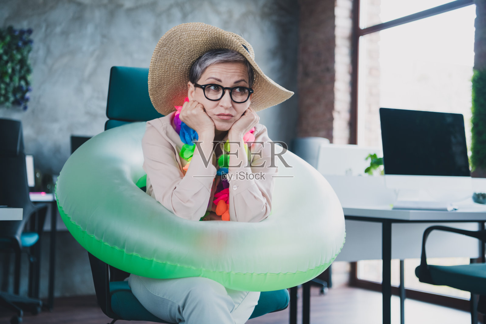 压力大、心烦意乱的女招聘人员穿着正装衬衫，梦想着在室内工作、工作站、阁楼旅行照片摄影图片