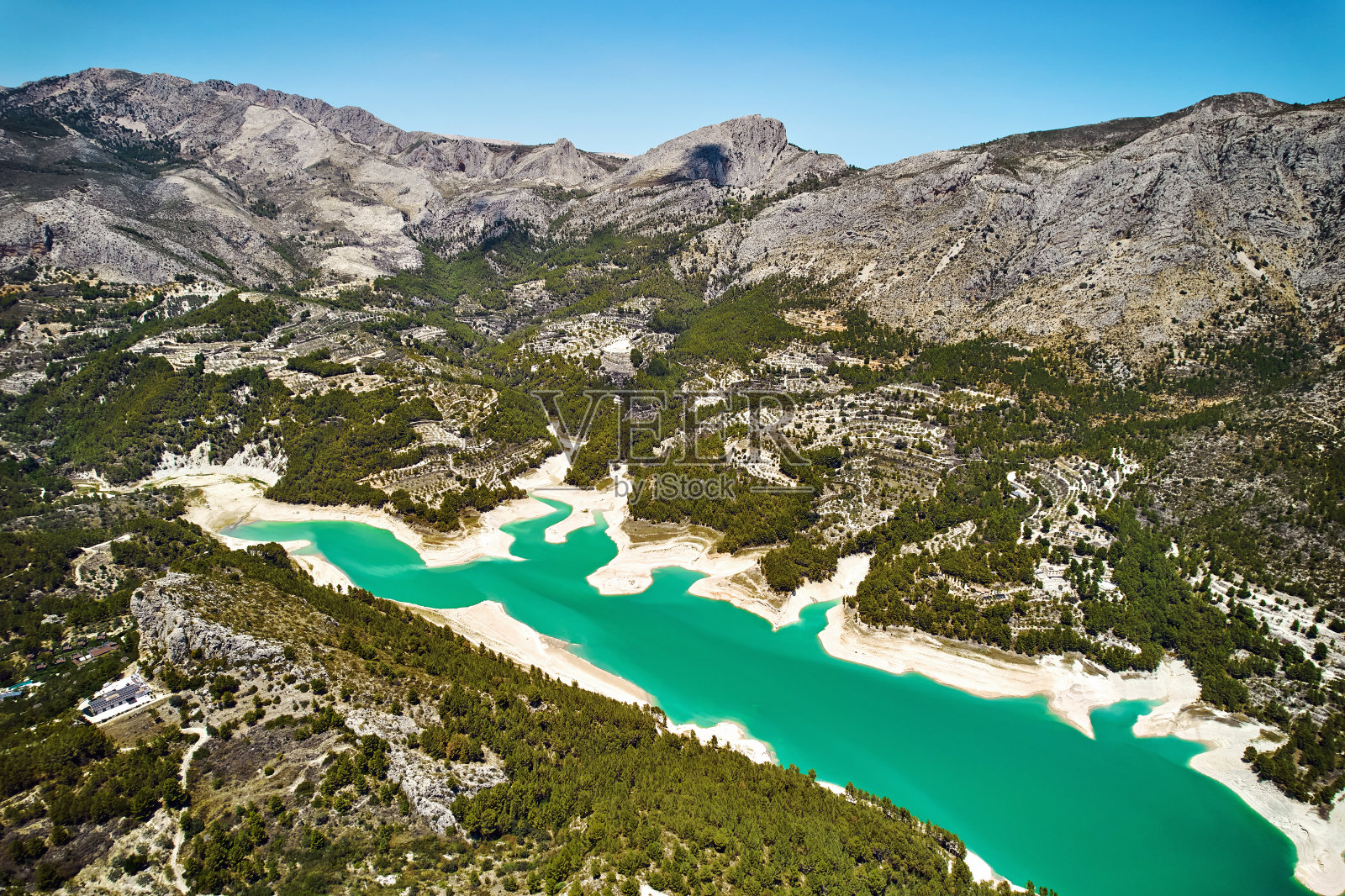 瓜达勒斯水库和周围群山的航拍照片照片摄影图片