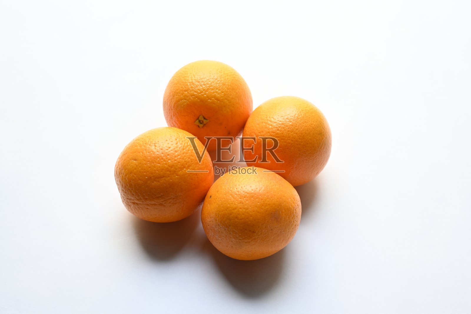 白色背景上的新鲜橙色。照片摄影图片
