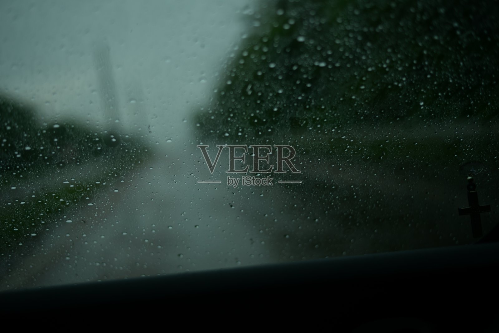雨水穿过车窗照片摄影图片