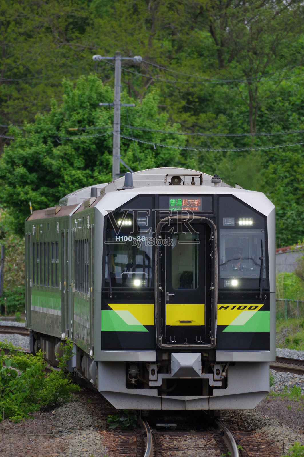 H100 DECMO慢车在弯道上行驶照片摄影图片