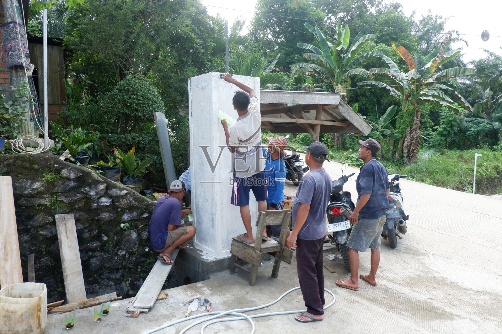 村子里的人正在一起修一扇门照片摄影图片