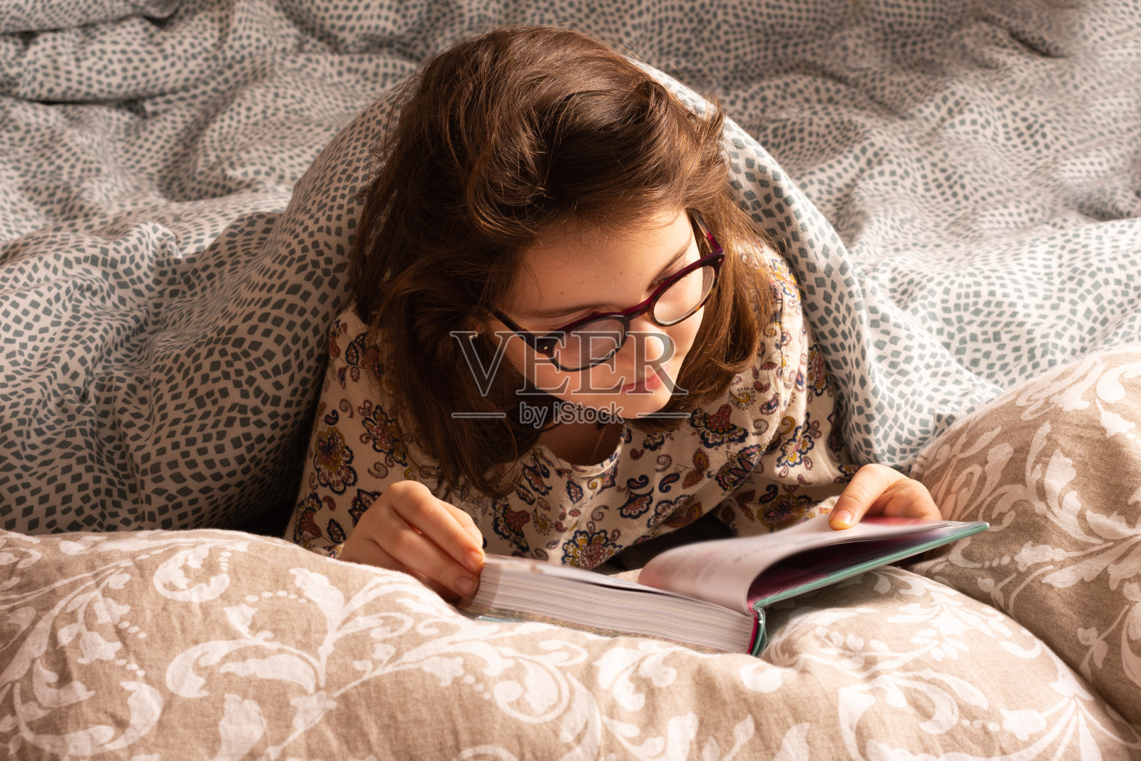 女孩在床上看书照片摄影图片