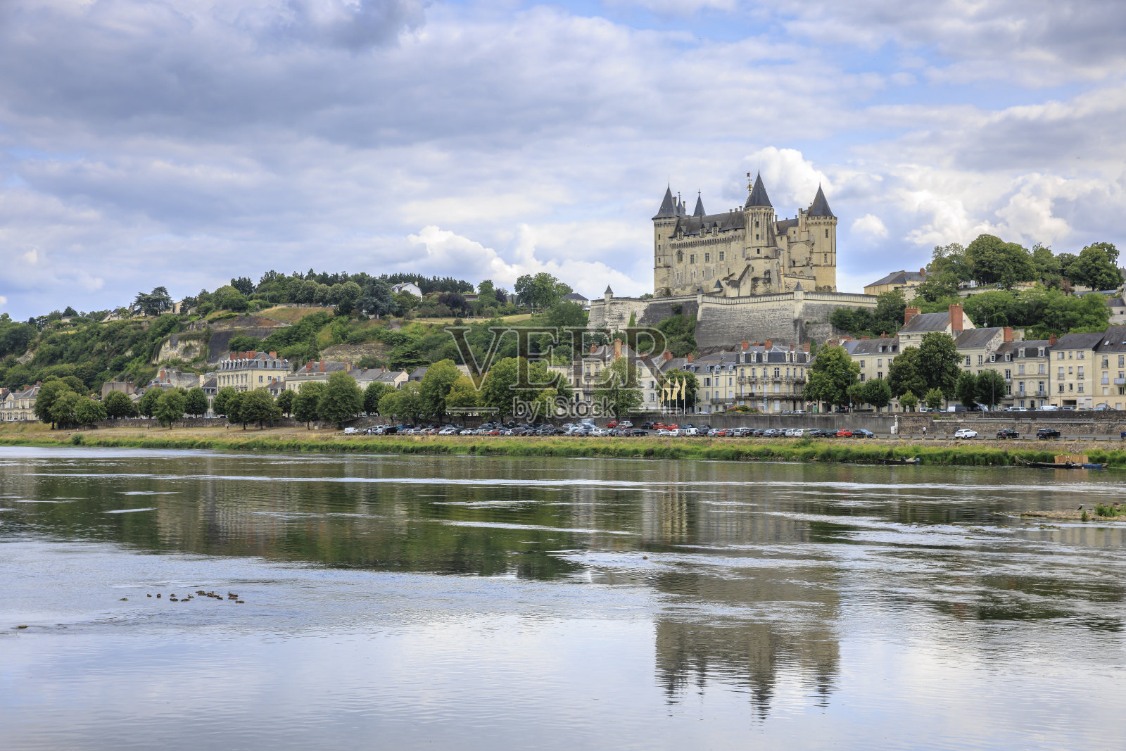 索穆尔，法国，位于卢瓦尔河畔，白天在美丽的云景下。照片摄影图片