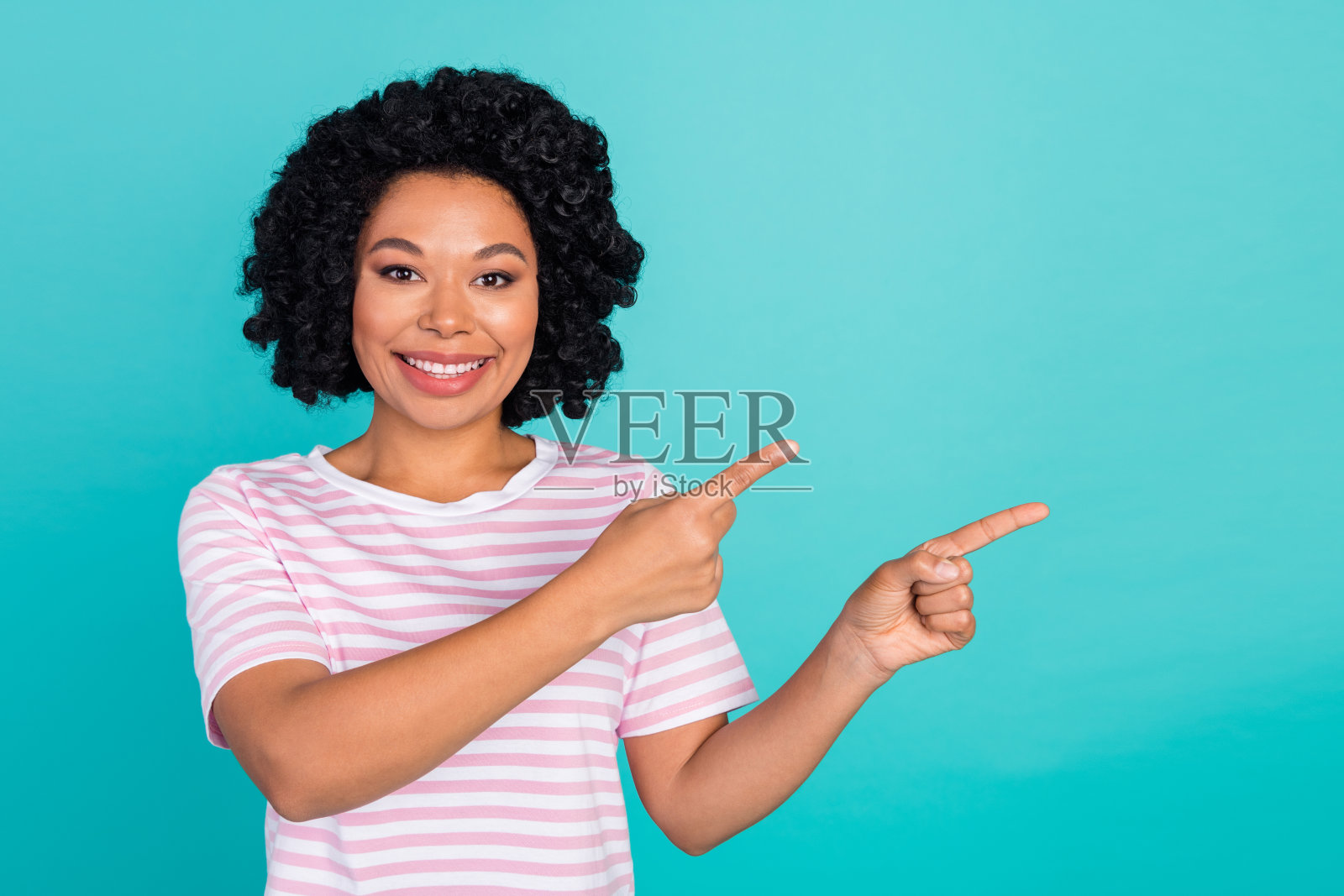 漂亮的年轻女孩的照片肖像点空穿时髦的条纹装孤立的海蓝宝石色背景照片摄影图片