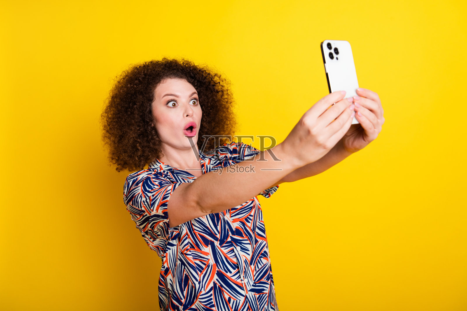 照片肖像的迷人的年轻女子震惊手持设备穿着时尚的彩色衣服孤立的黄色背景照片摄影图片