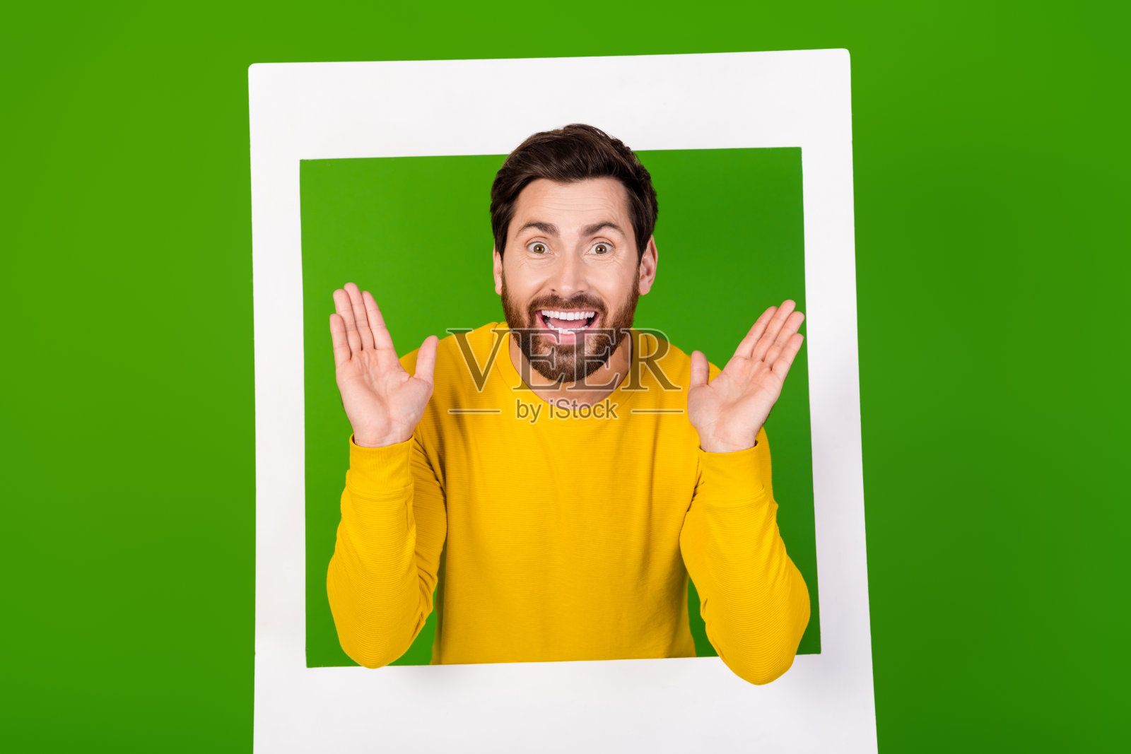 照片肖像迷人的年轻男子即时相框惊讶地穿着时尚的黄色衣服孤立的绿色背景照片摄影图片