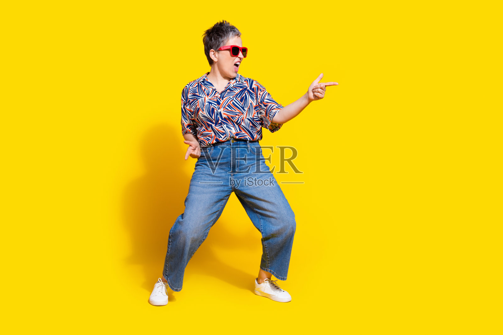 漂亮的退休妇女的全尺寸照片庆祝舞蹈有乐趣穿时髦的彩色服装孤立的黄色背景照片摄影图片