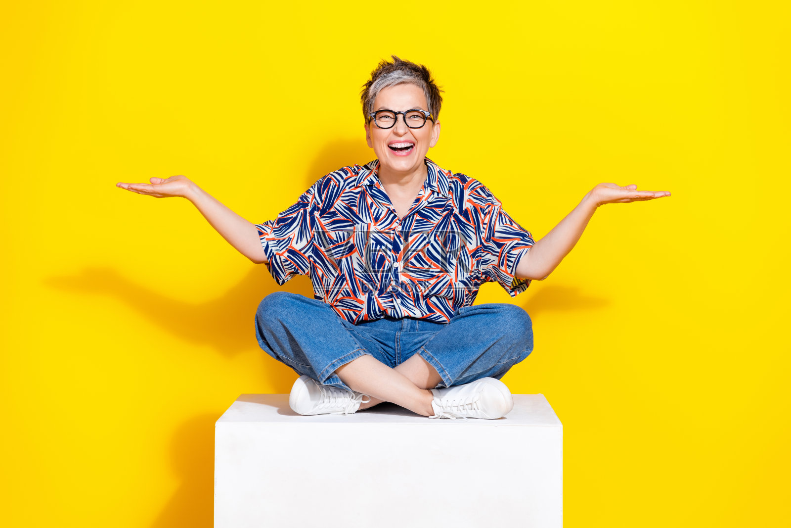 可爱的高级女士立方体的全身照片比较hold空穿着时尚的彩色服装孤立在黄色的背景照片摄影图片