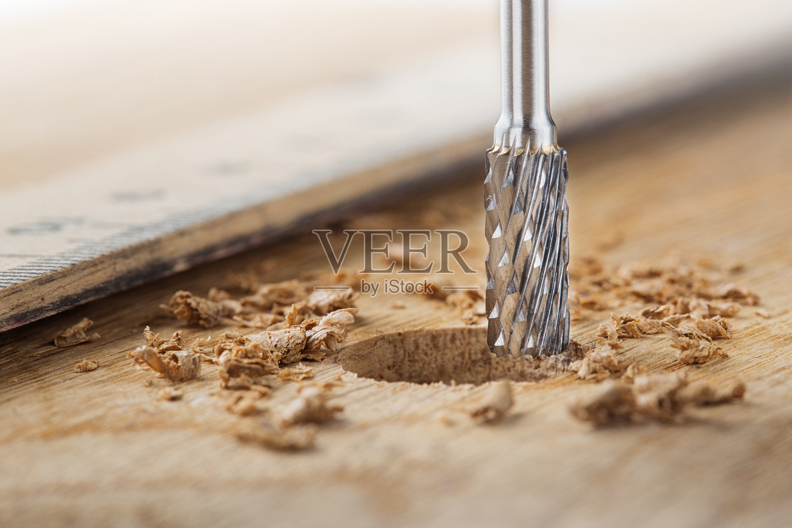 立铣刀用木头在橡木桌上打了一个洞照片摄影图片