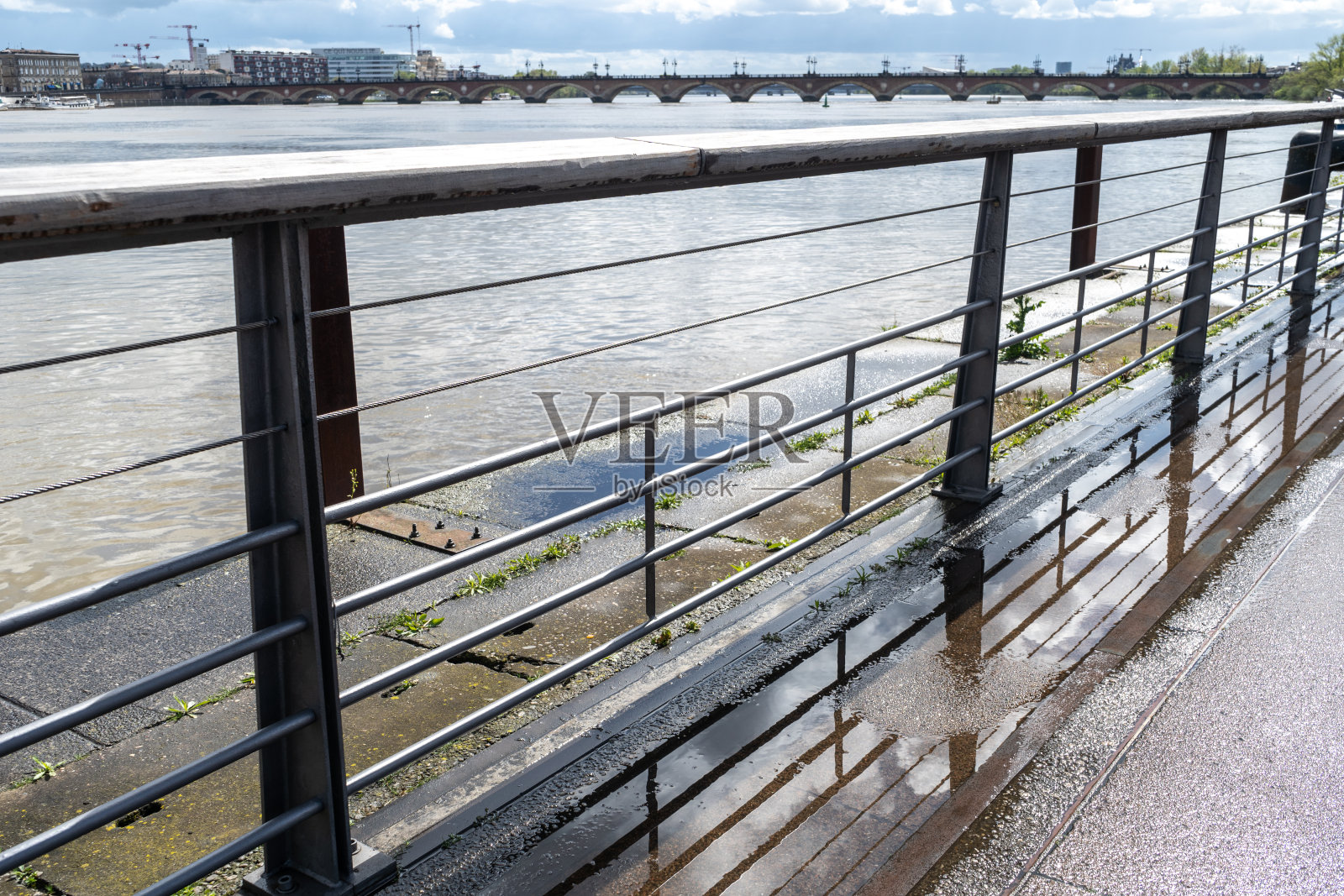 加龙河春雨过后的河堤,波尔多景色,编辑形象照片摄影图片