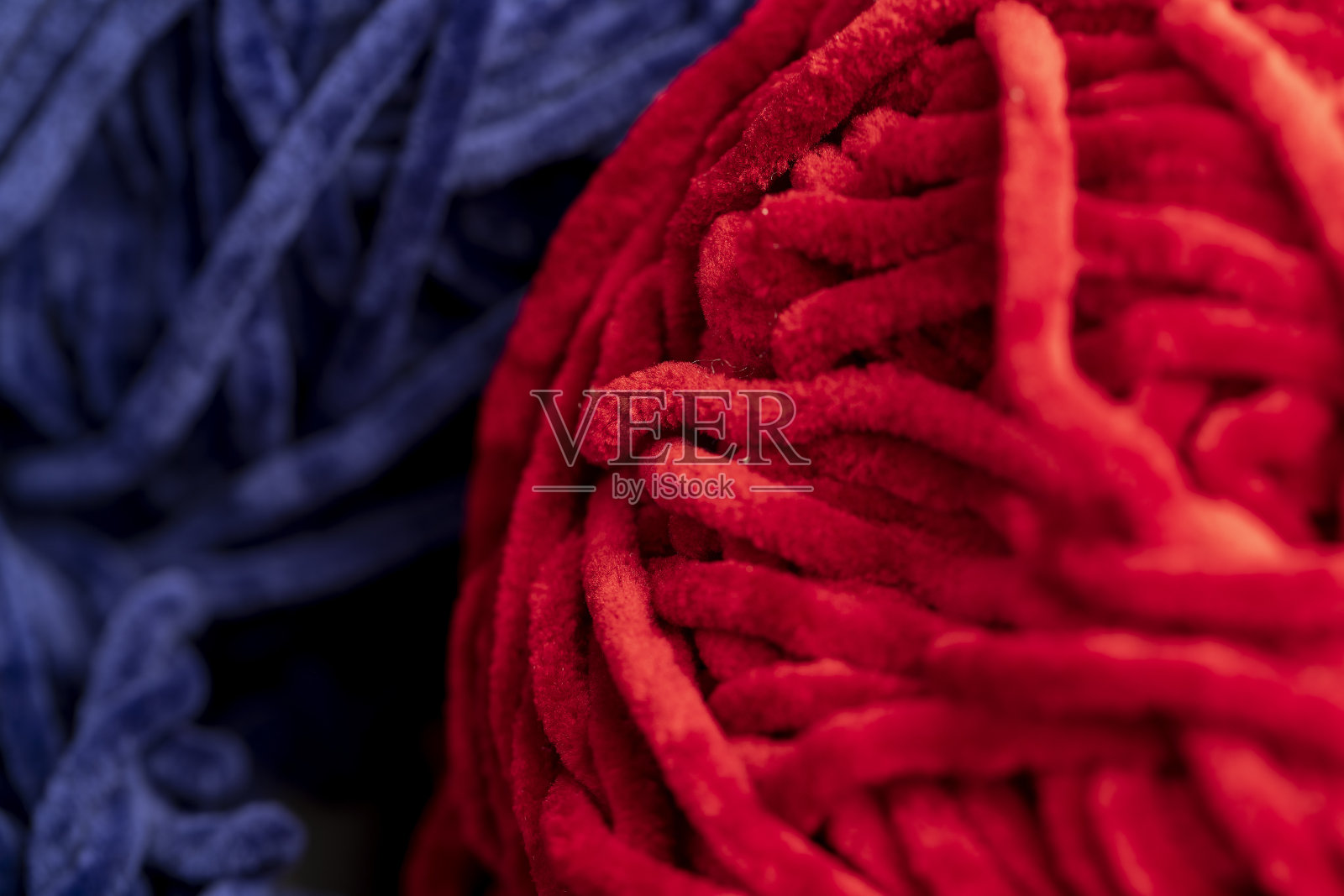 新的柔软的蓝色线与其他线的痕迹在特写照片摄影图片