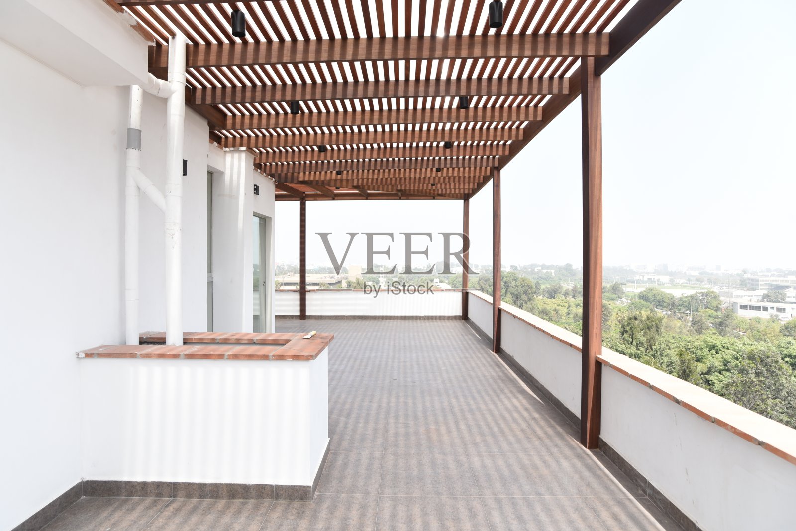 带城市景观的公寓露台照片摄影图片