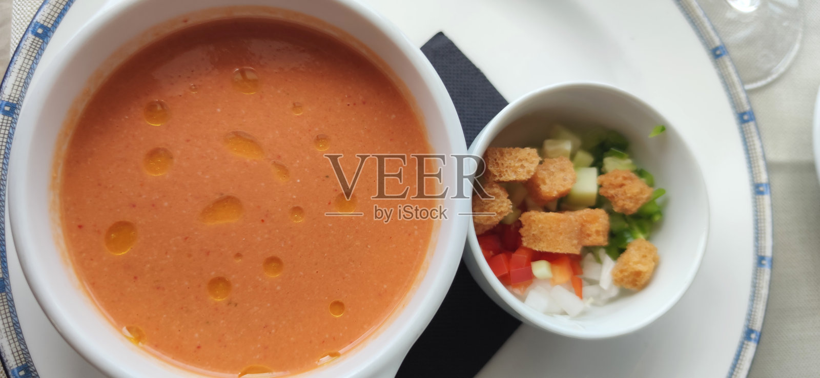 典型的西班牙冷汤叫做西班牙凉菜汤照片摄影图片