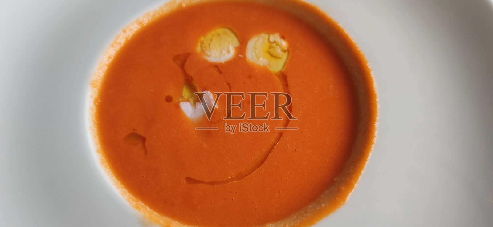 典型的西班牙冷汤叫做西班牙凉菜汤照片摄影图片