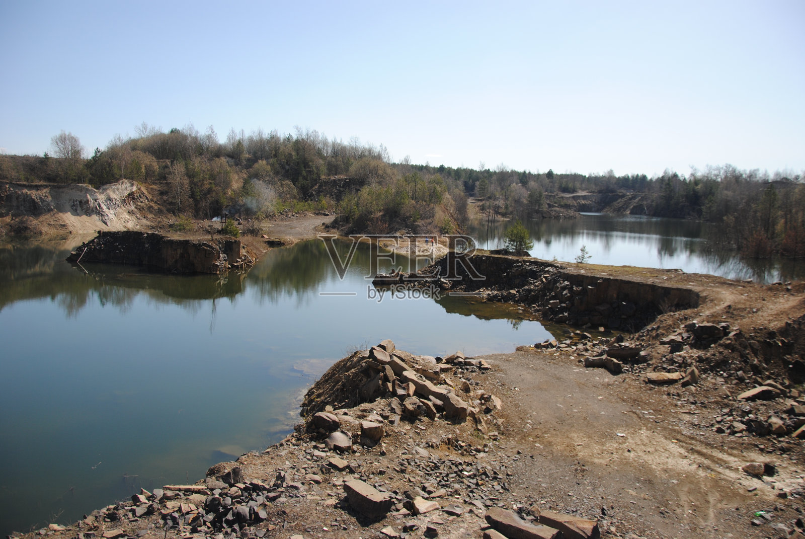 平原上的玄武岩柱照片摄影图片