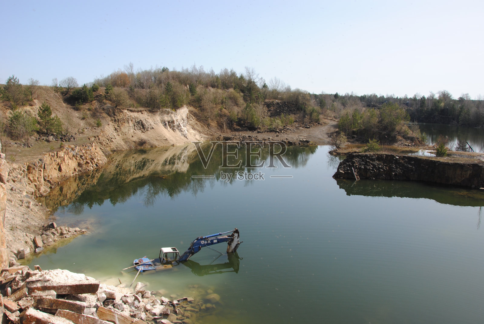 平原上的玄武岩柱照片摄影图片