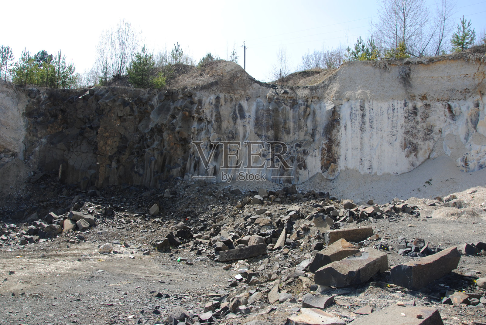 平原上的玄武岩柱照片摄影图片