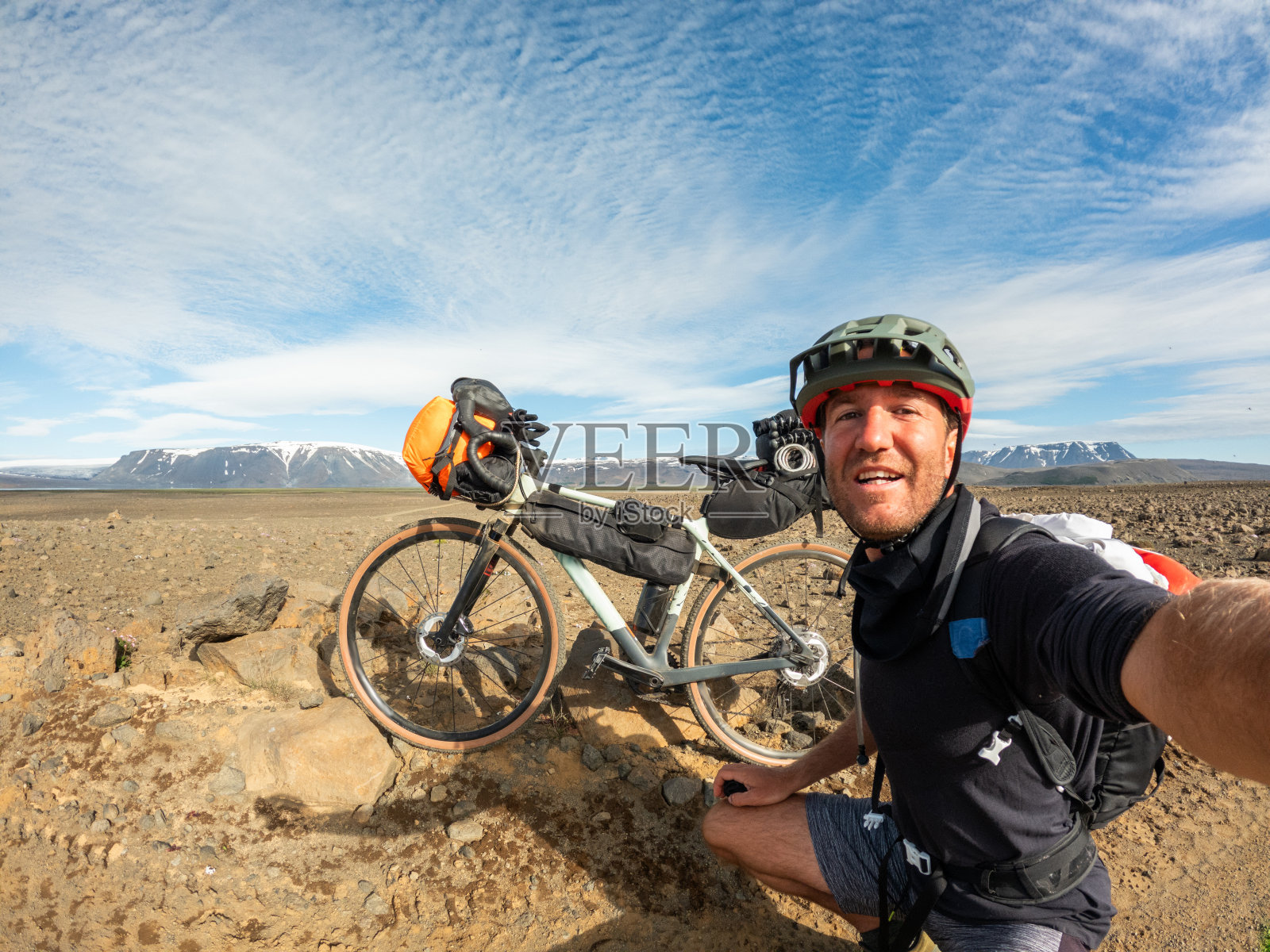 骑自行车打包旅行的男子在自拍照片摄影图片