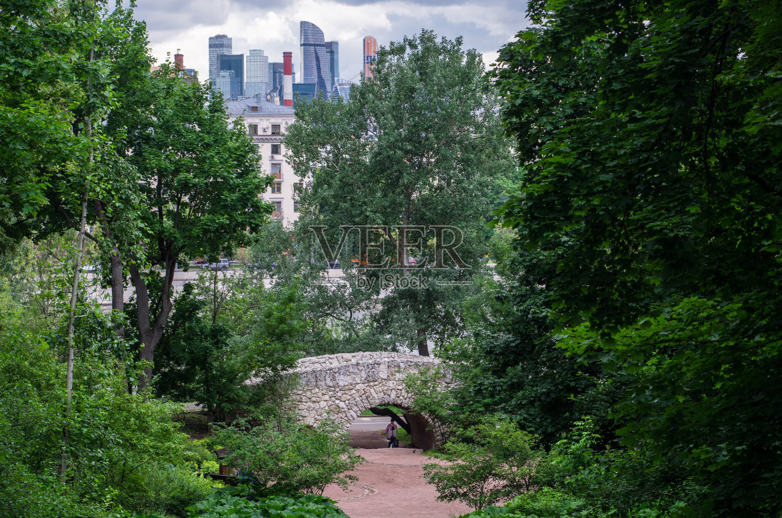 郁郁葱葱的绿色植物和一个大城市，现代莫斯科城市建筑的背景照片摄影图片